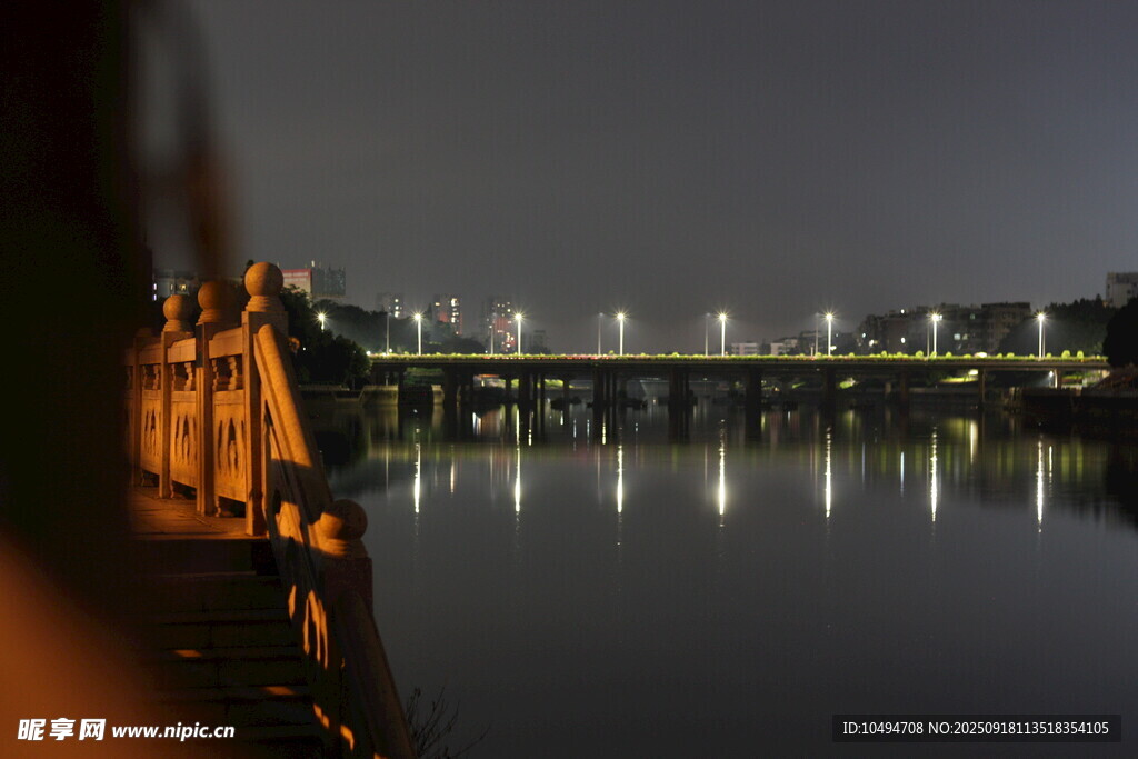 夜晚河畔桥景