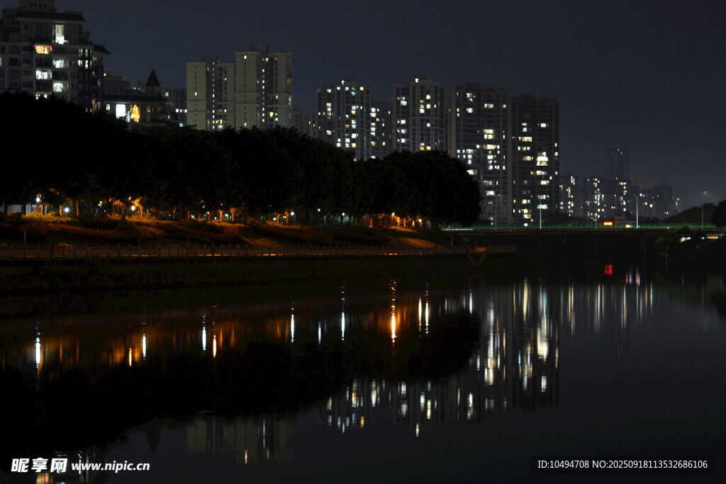 城市夜景河畔倒影