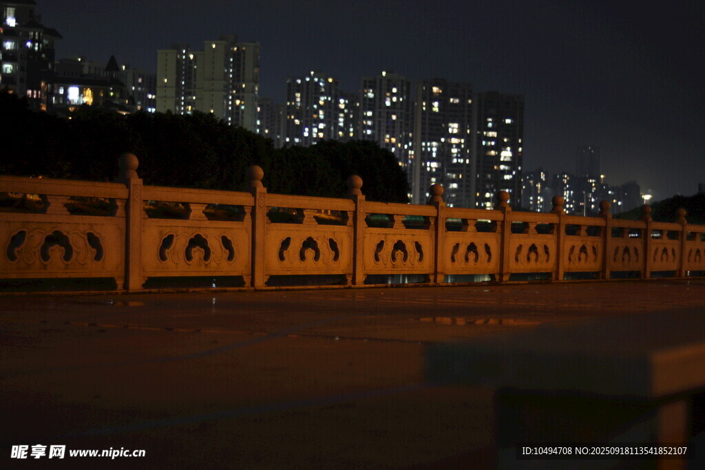 夜晚城市中的护栏景观