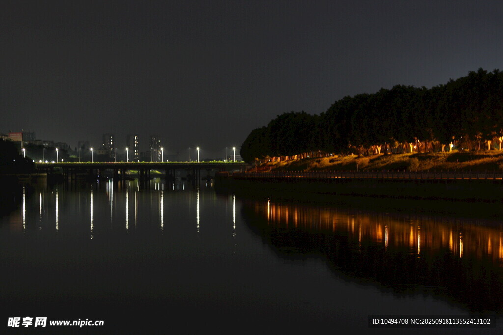 夜晚江畔桥梁灯光倒影
