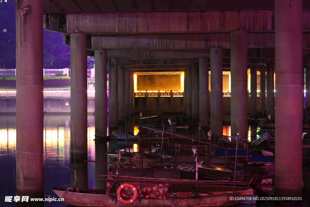夜晚河畔船只与建筑景观