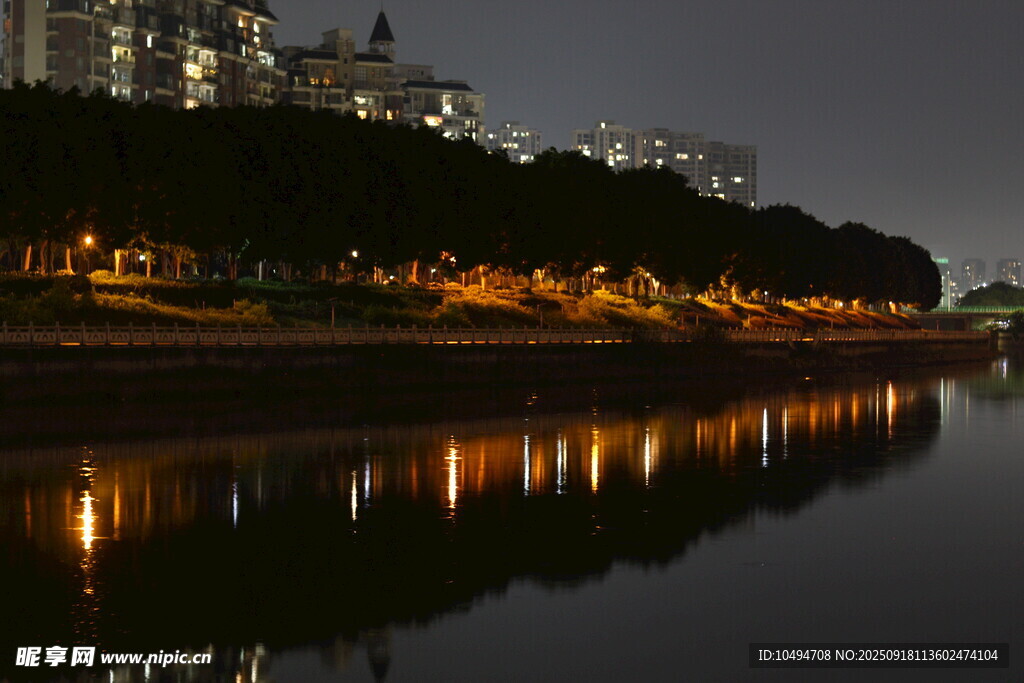 城市河畔夜景倒影