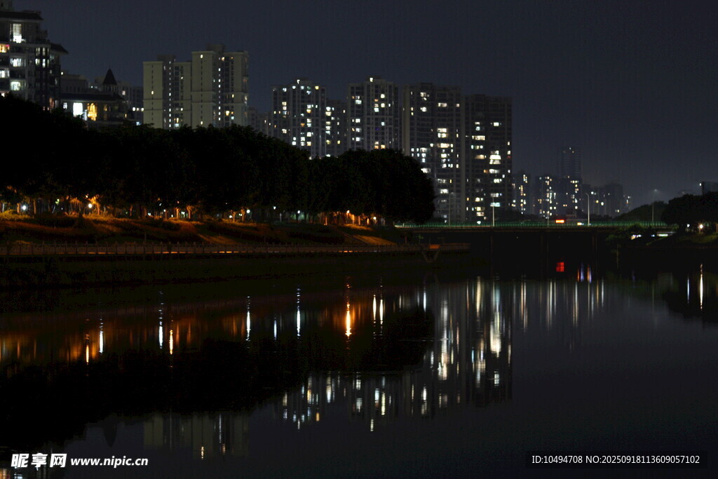 城市夜景湖面倒影