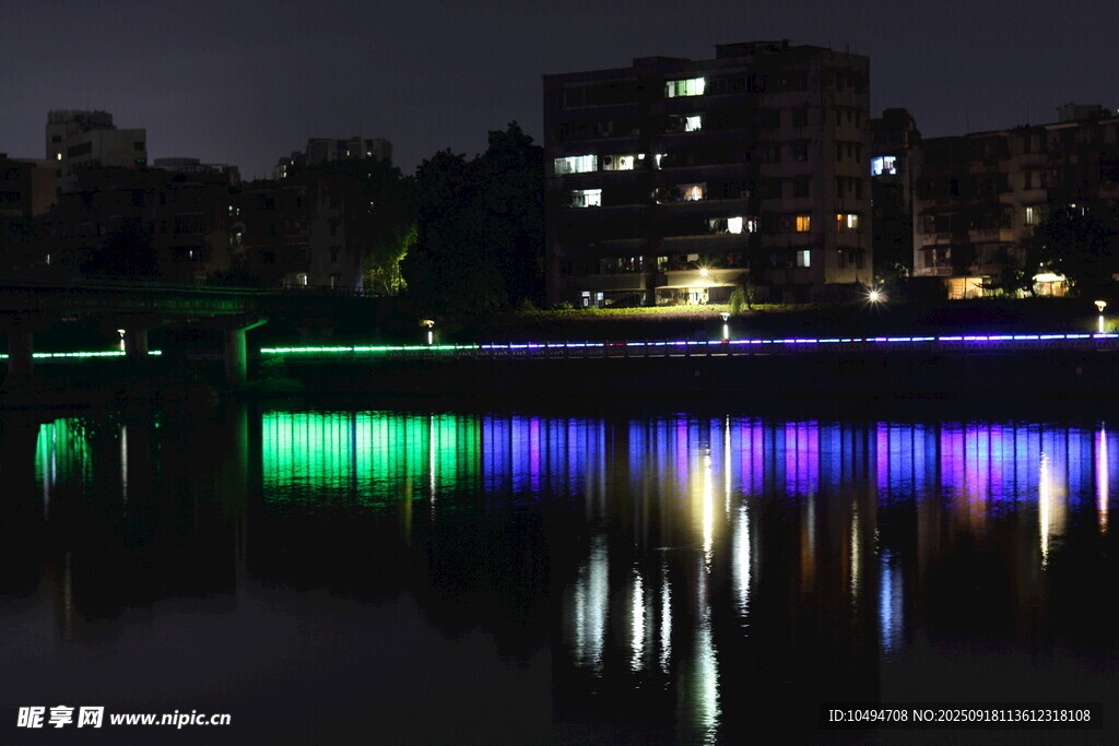 城市夜景湖面灯光倒影
