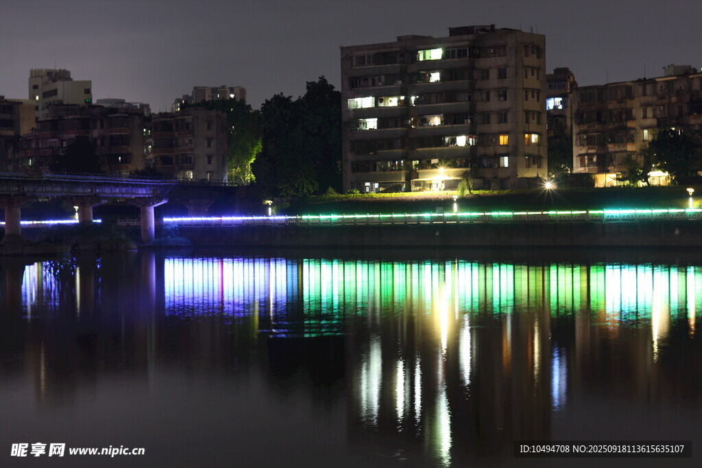 城市河畔夜景灯光倒影
