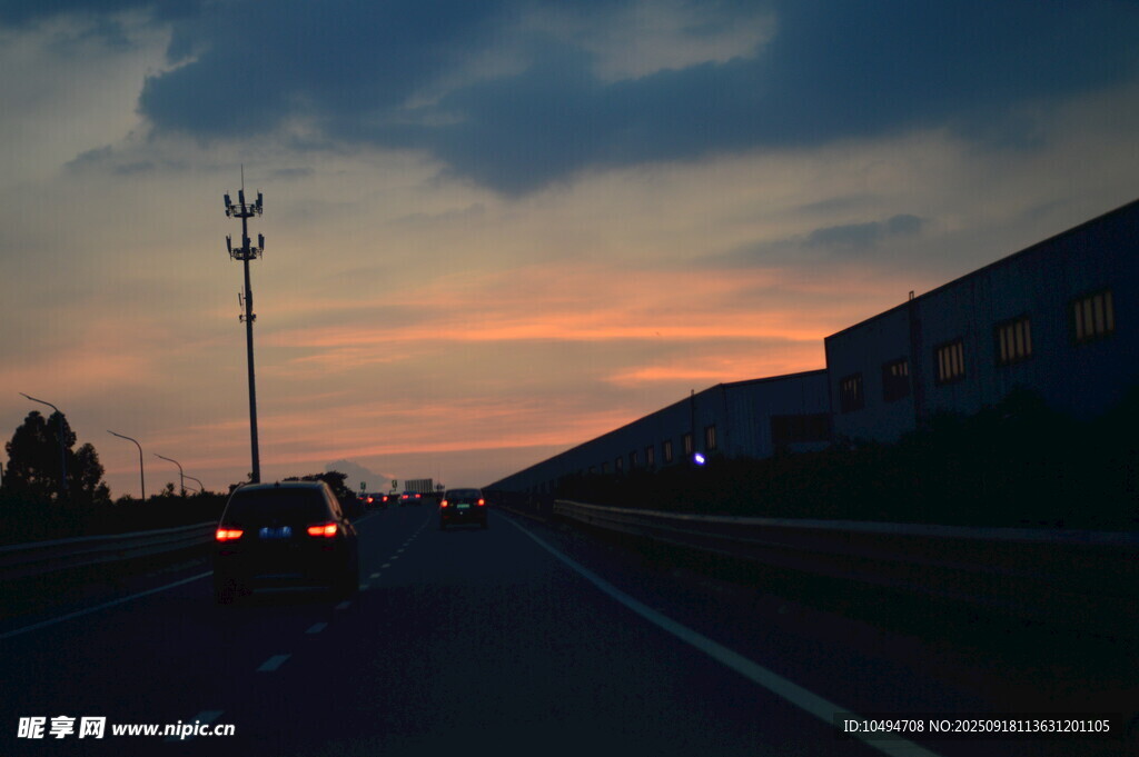 黄昏公路上的行驶景象