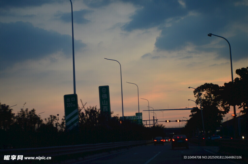黄昏时分的城市道路景观