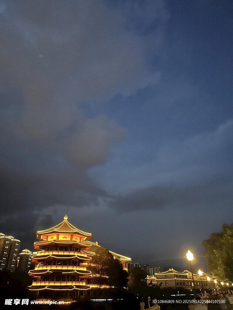 广元夜幕下的古建筑
