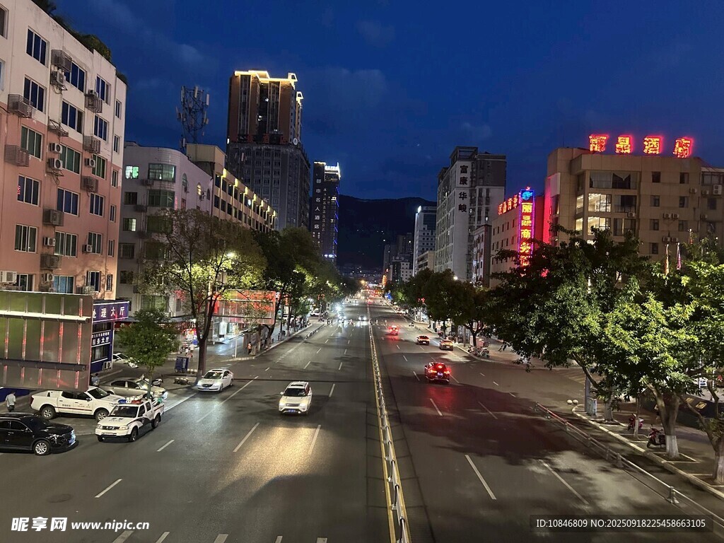 广元蜀门路城市夜景中的繁华街道