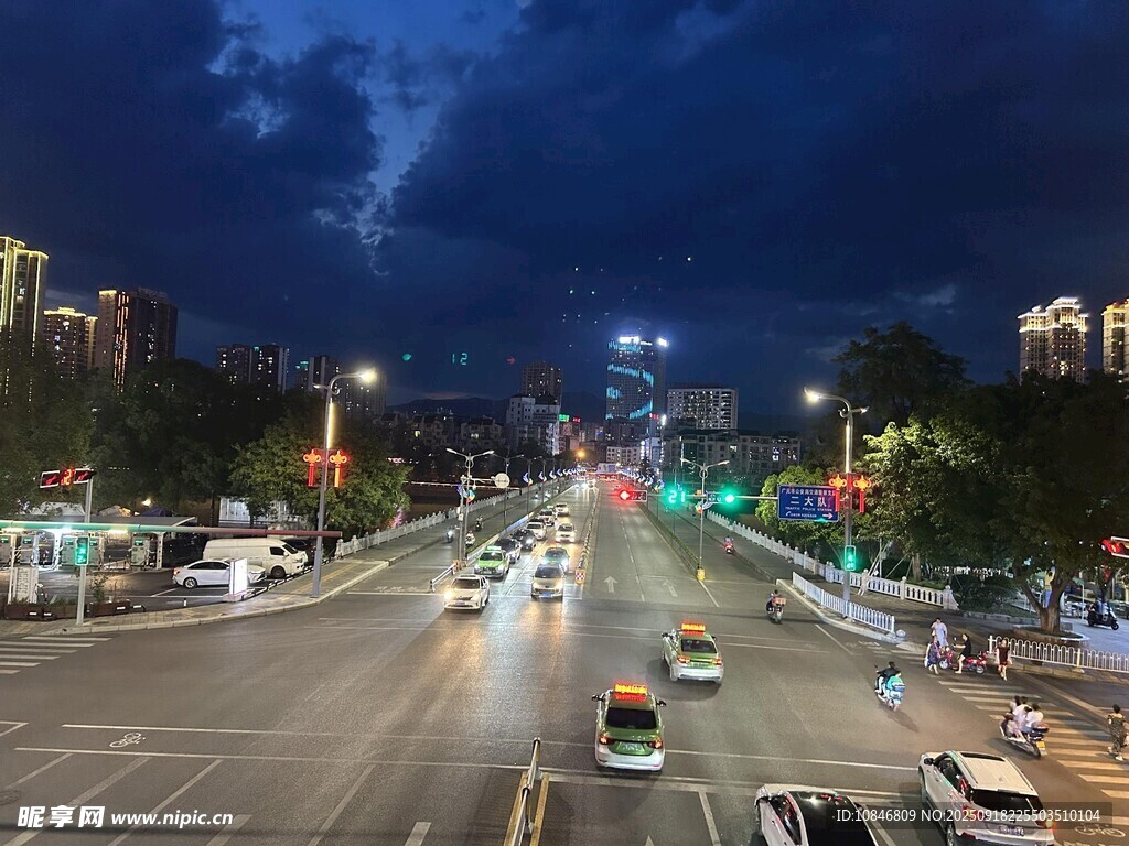广元市南河城市夜景繁华街道车流