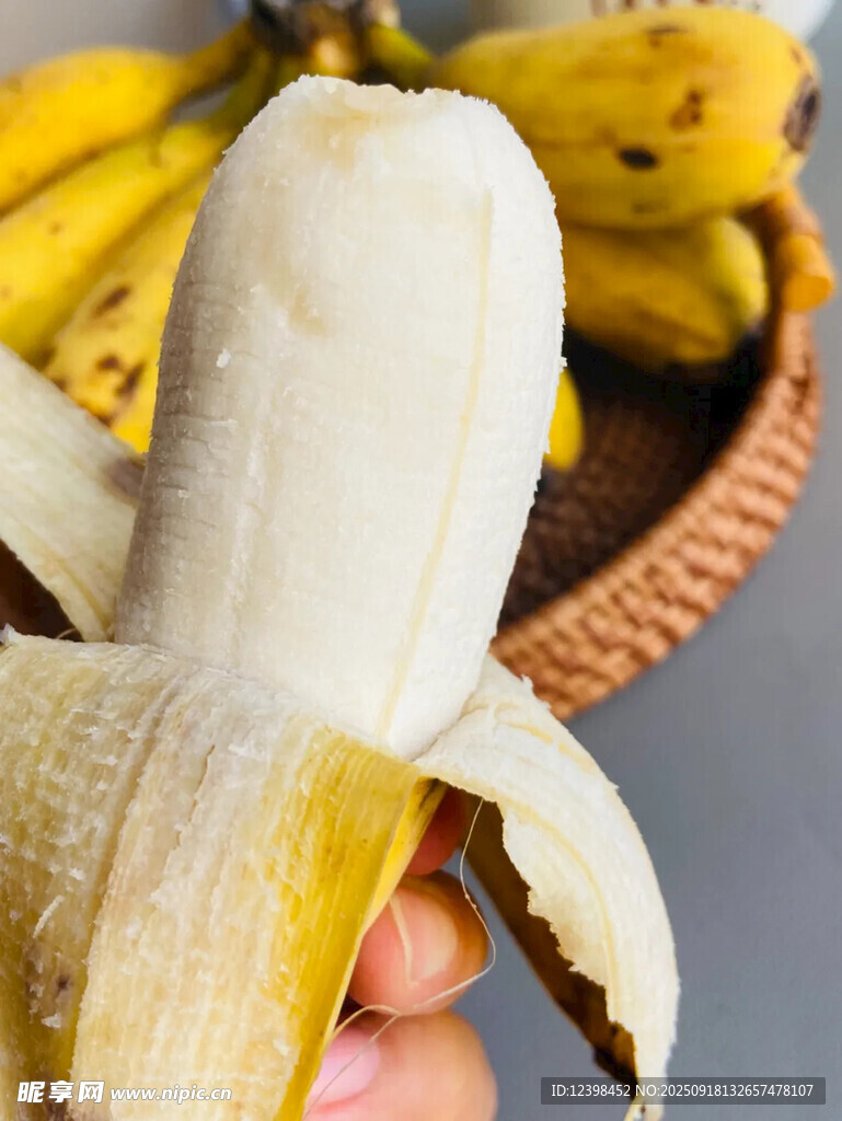 剥开的新鲜香蕉特写