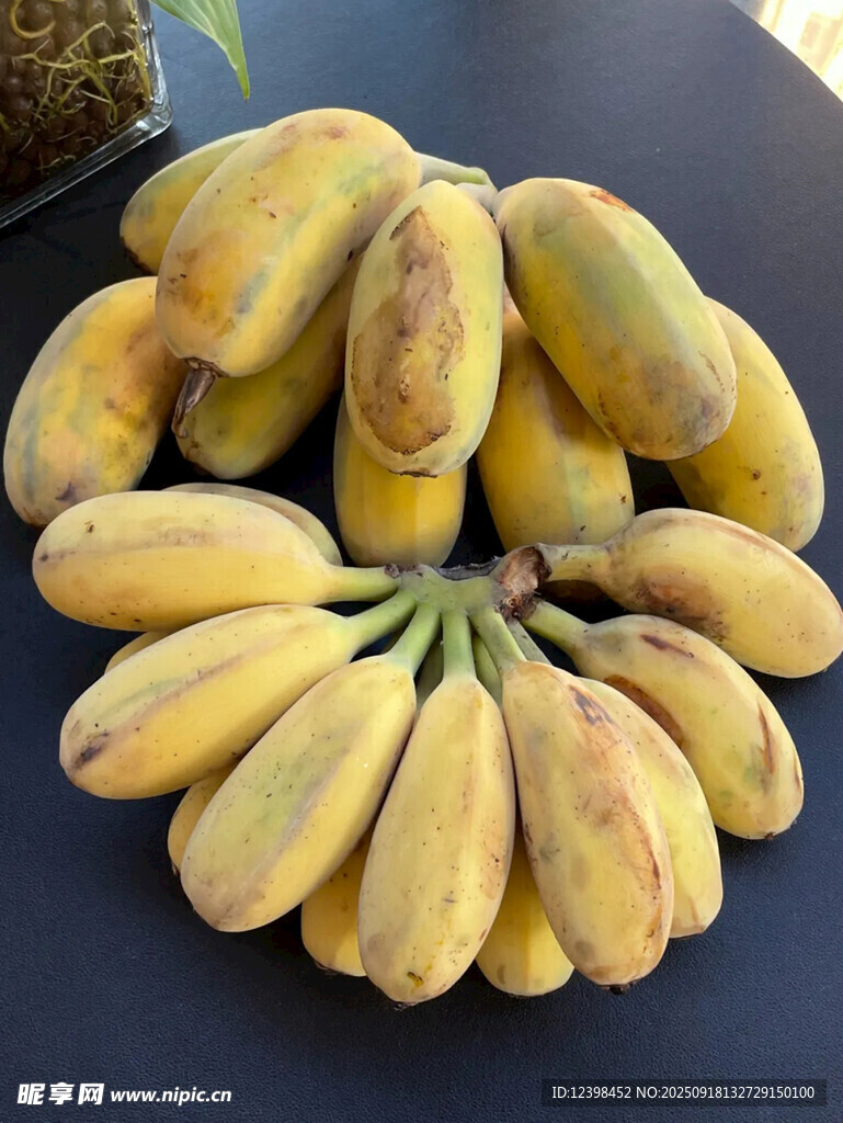 成串黄香蕉摆放在桌面