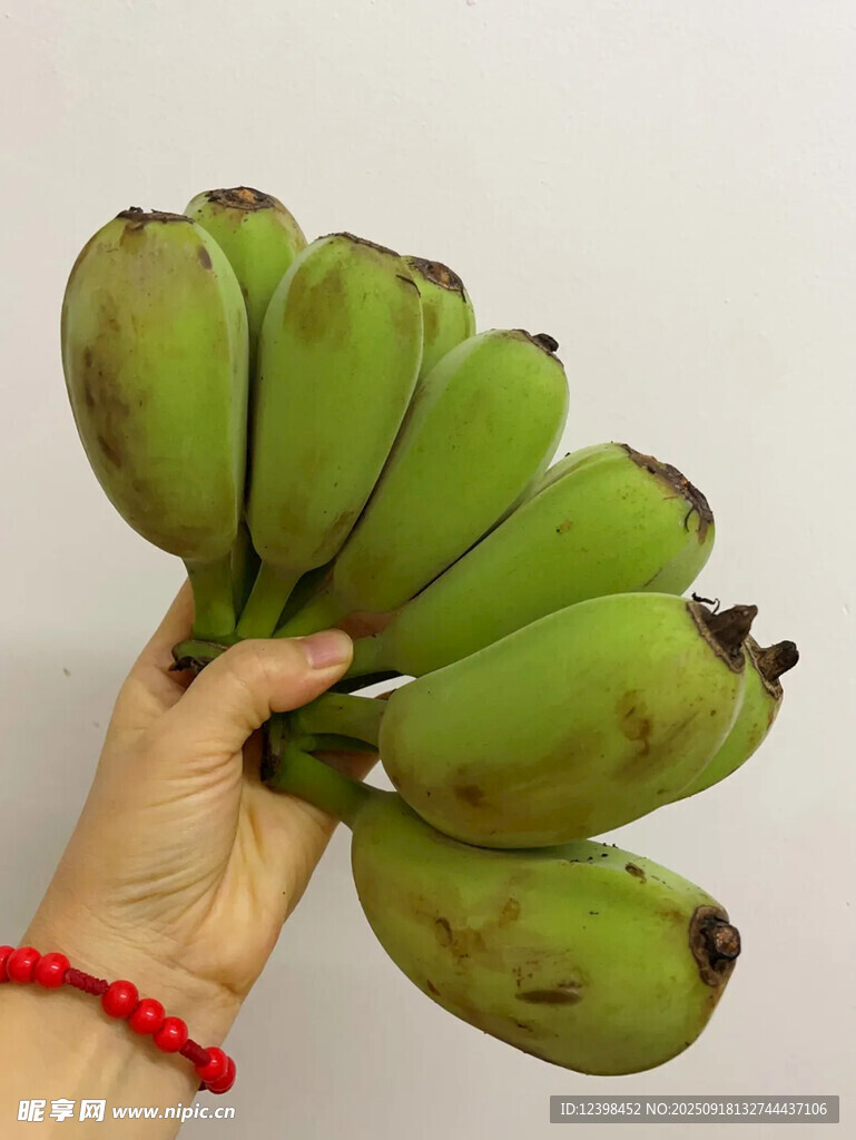 手捧青绿香蕉