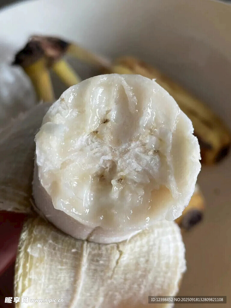 剥开的新鲜香蕉切片