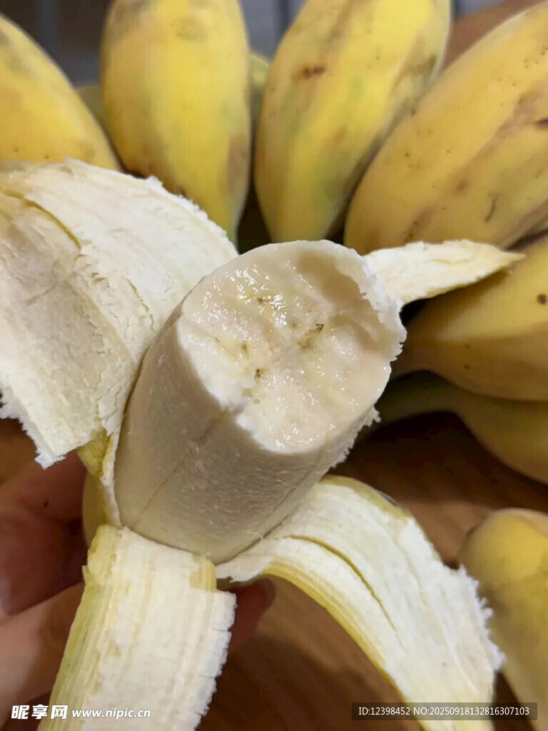 剥开的新鲜香蕉特写