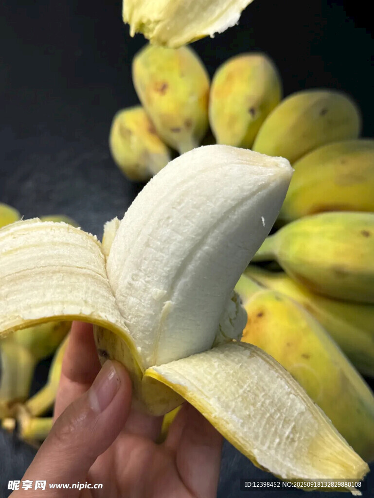 剥开的新鲜香蕉