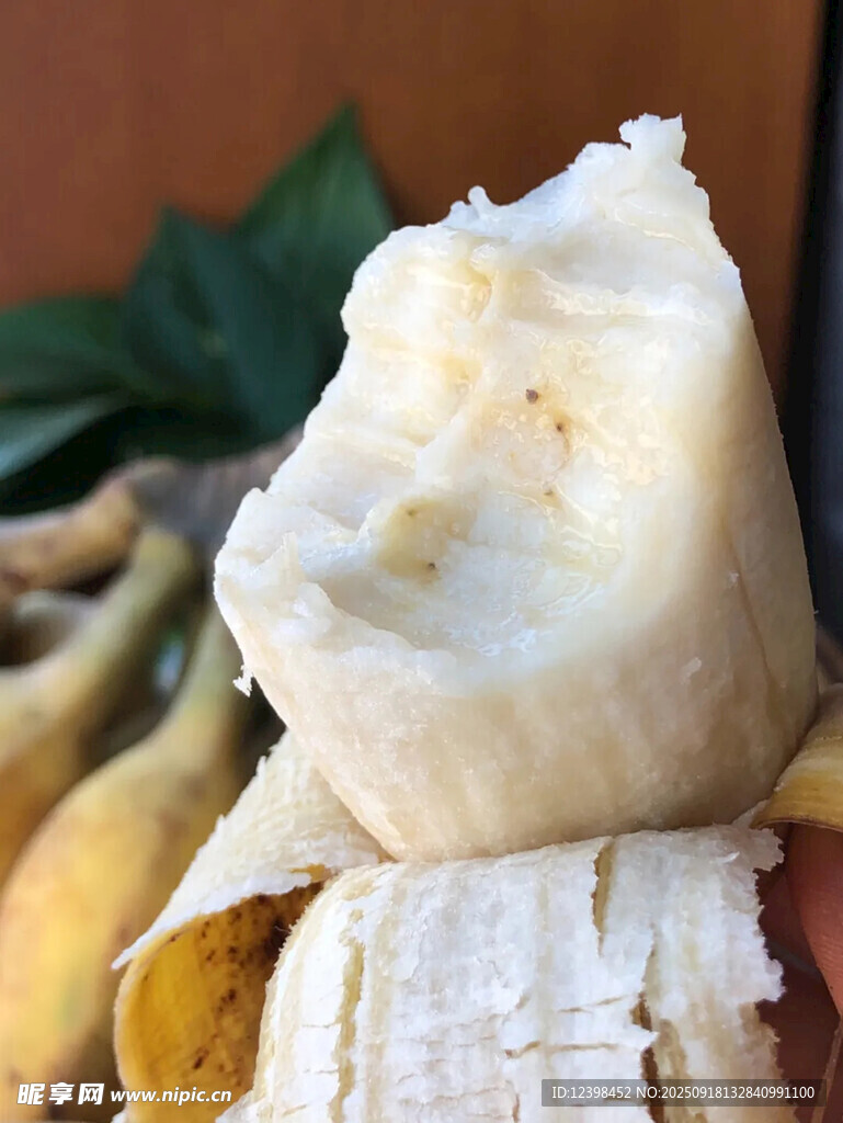 剥开的新鲜美味香蕉