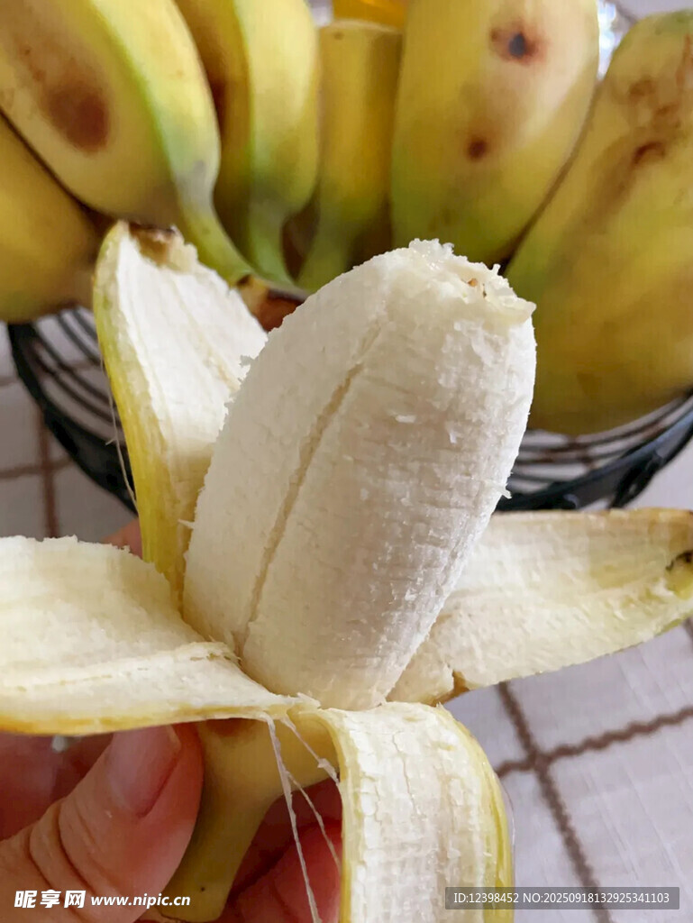 剥开的新鲜香蕉特写