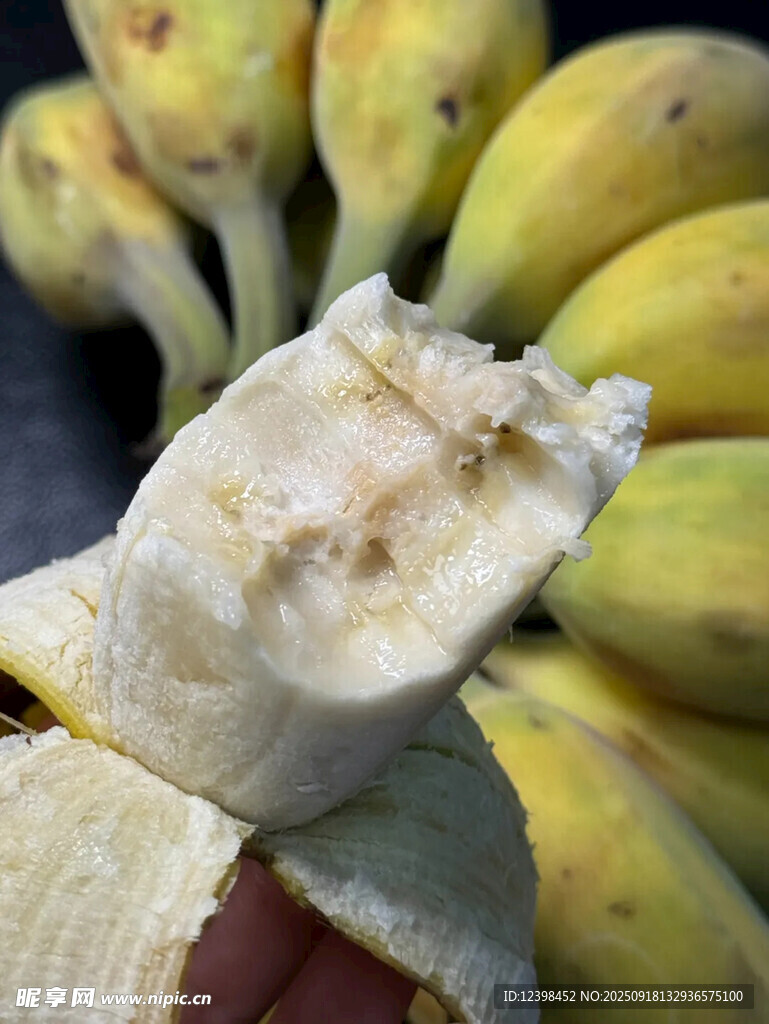 剥开的新鲜香蕉果肉
