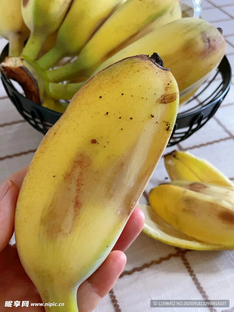 手拿带斑点的新鲜香蕉