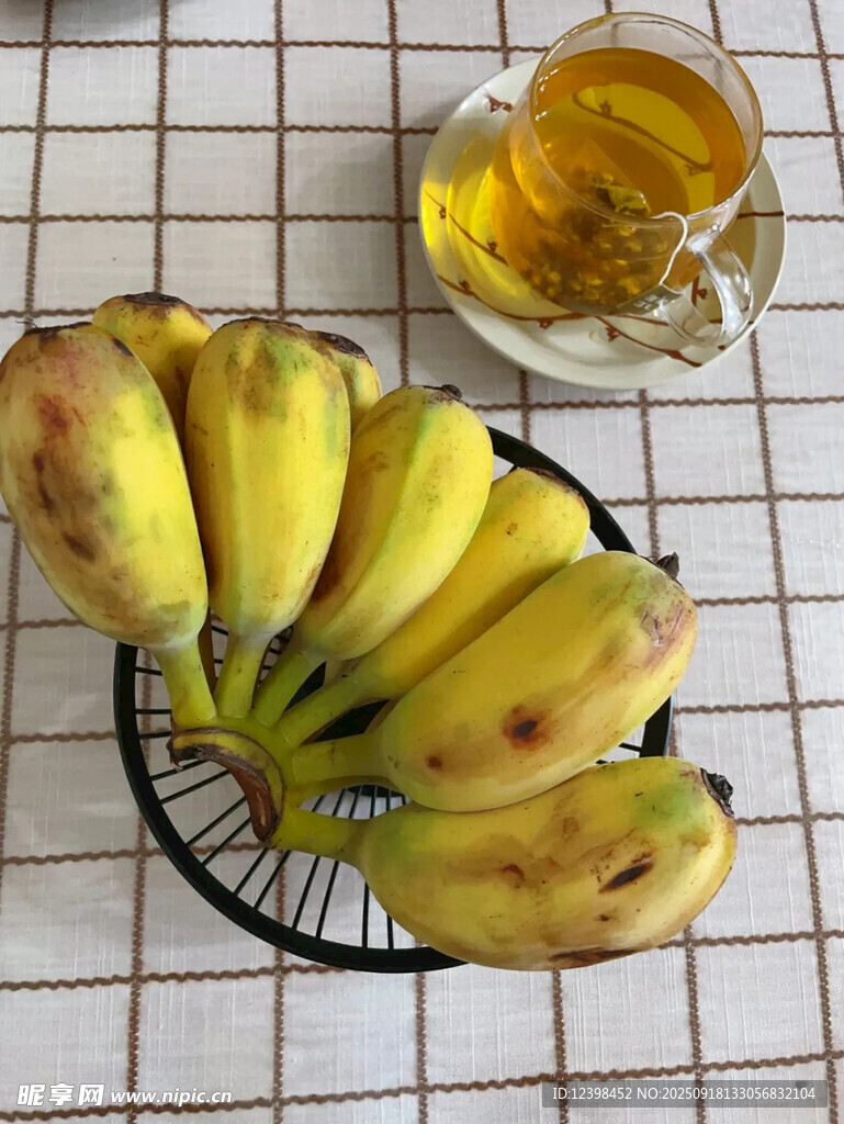 一盘新鲜带斑的成熟香蕉