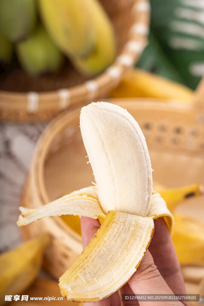 剥开的新鲜香蕉特写