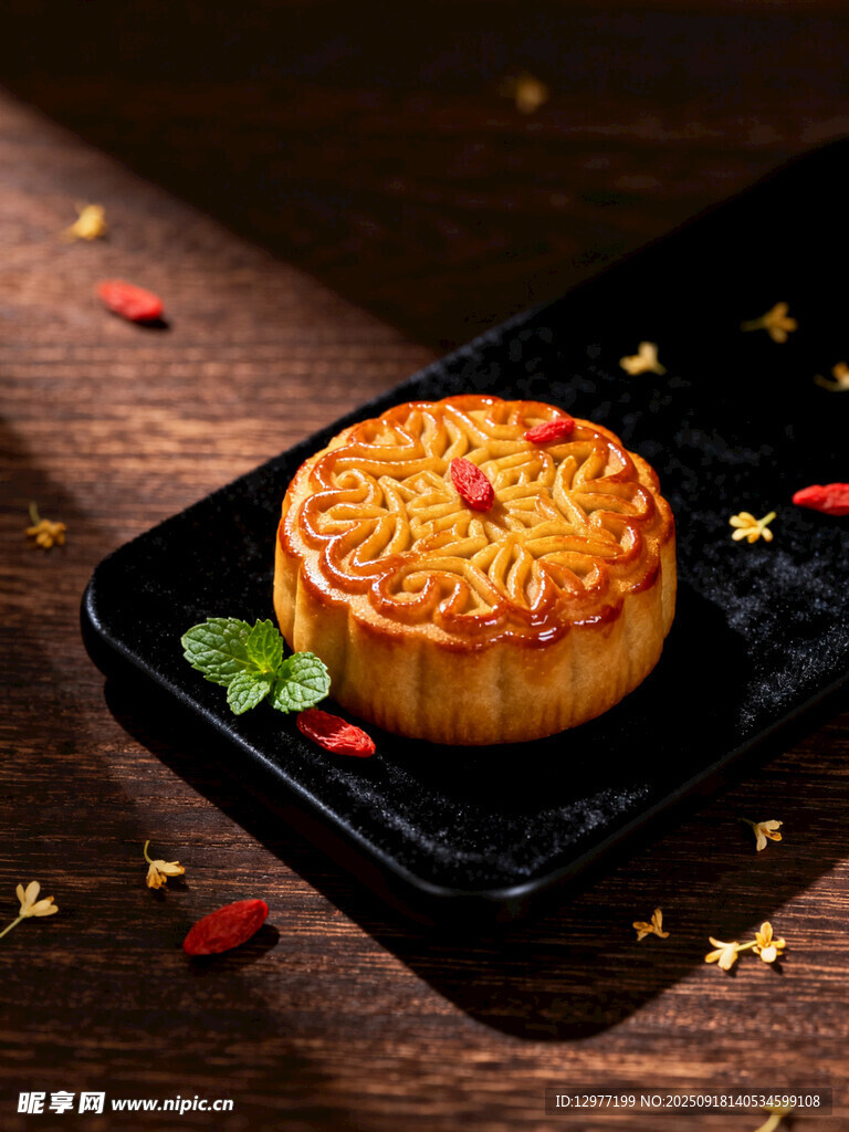 美味月饼摆于古朴木桌