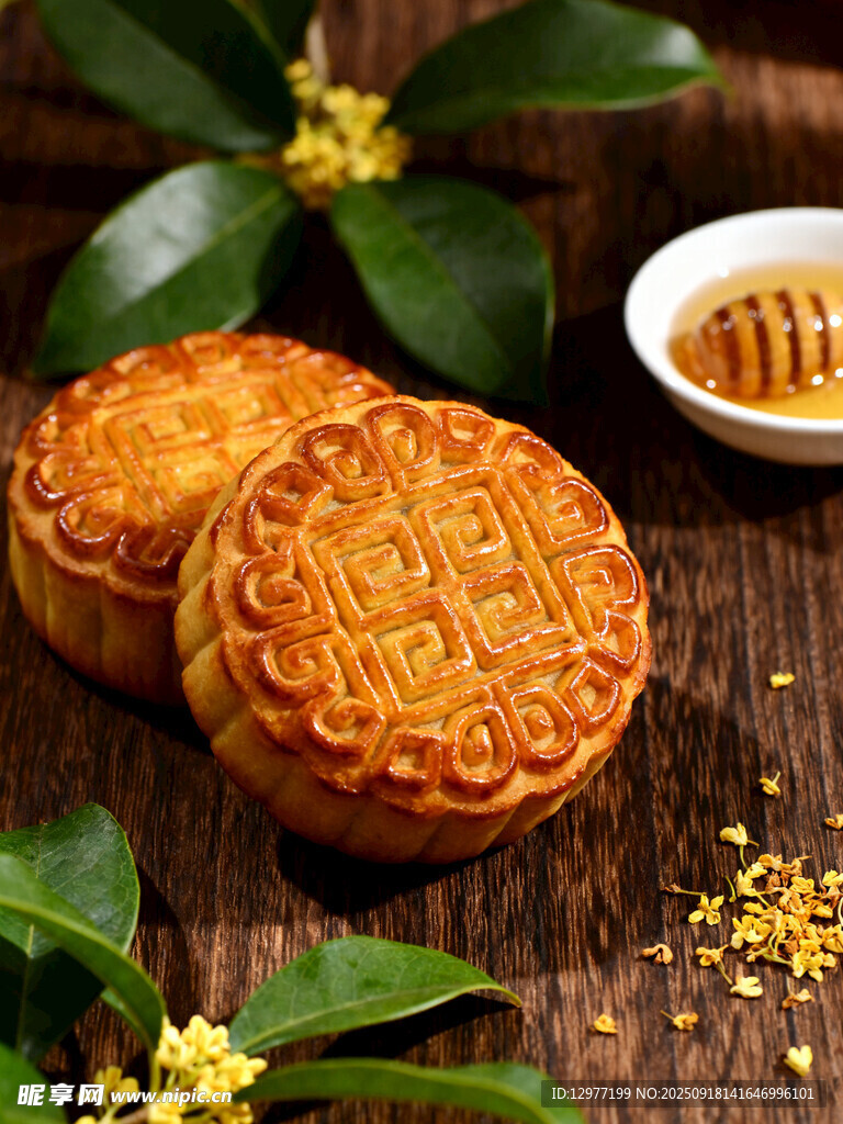 传统美味月饼与桂花蜂蜜
