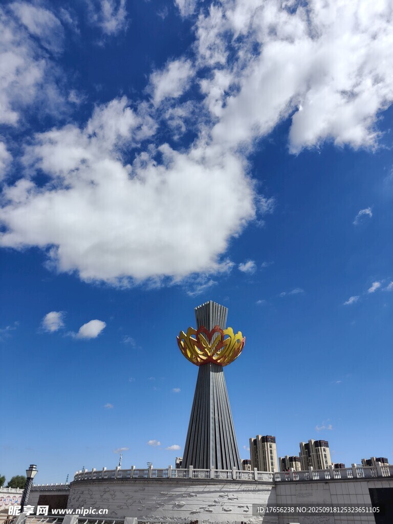 城市上空的独特雕塑景观