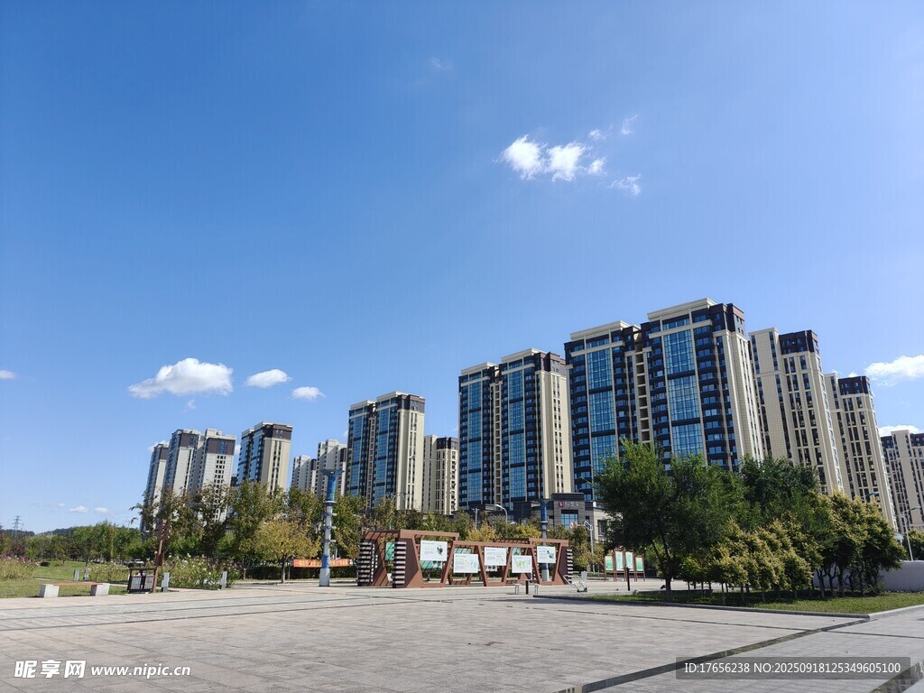 城市高楼与开阔蓝天景观