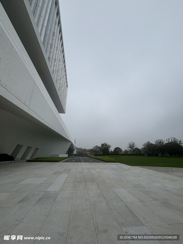 空旷户外建筑场景