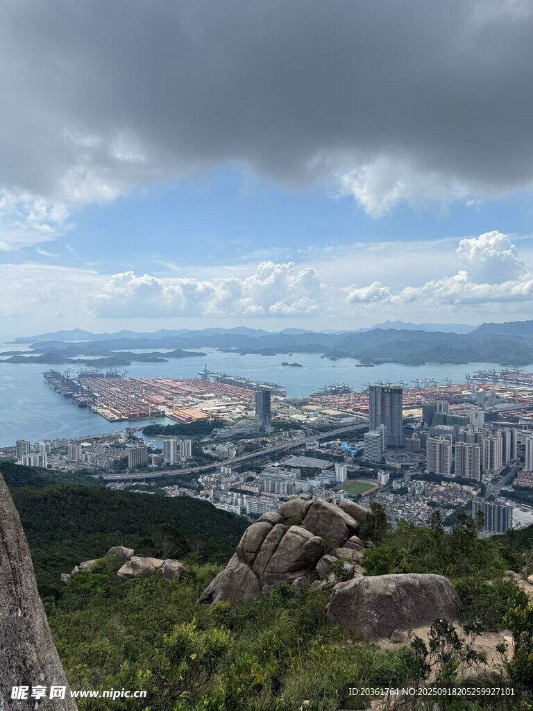 山顶俯瞰城市与海景风光
