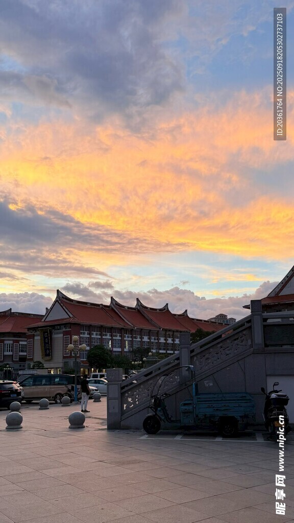 夕阳下的中式古建筑景观