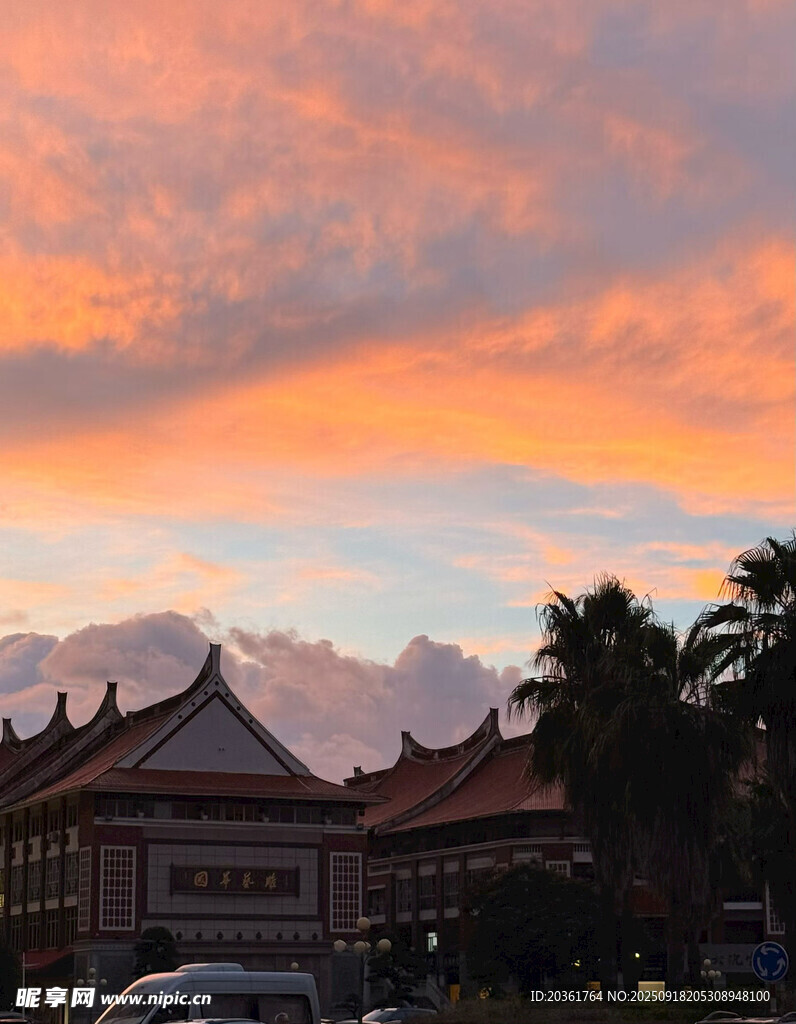 晚霞下的中式古建筑景观