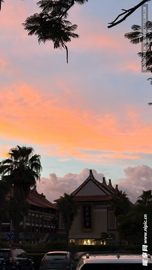 黄昏下的建筑与绚丽天空