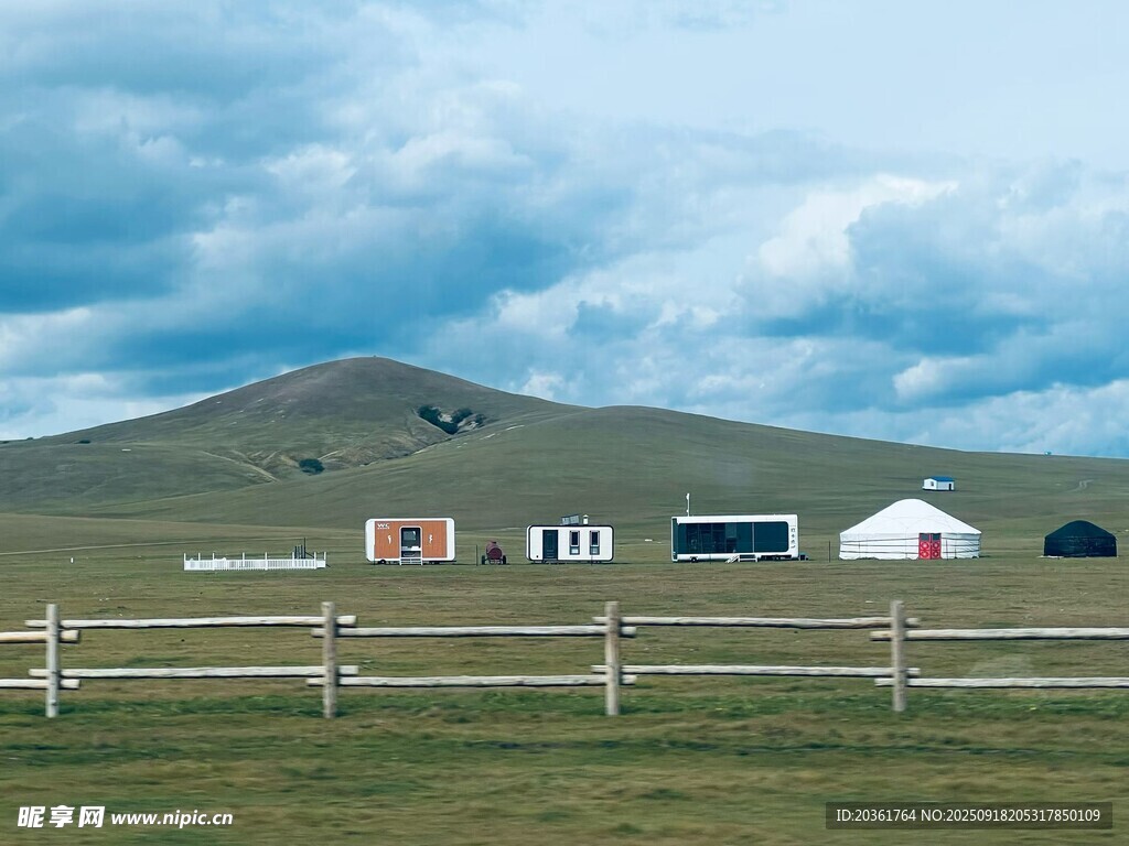 草原上的多彩小屋与围栏