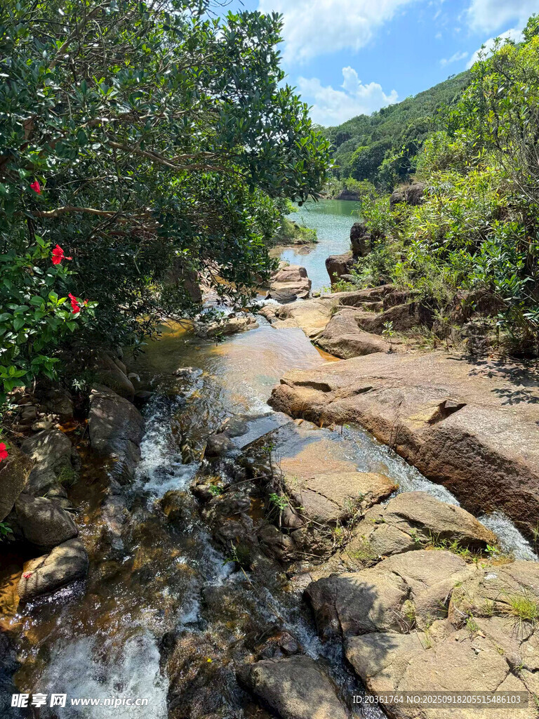 山间溪流