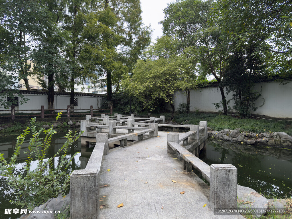 中式园林长桥景致