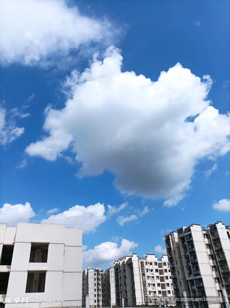 天空白云