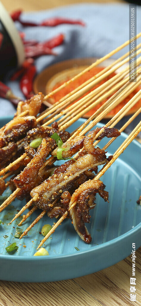 美味烤串诱人摆盘中