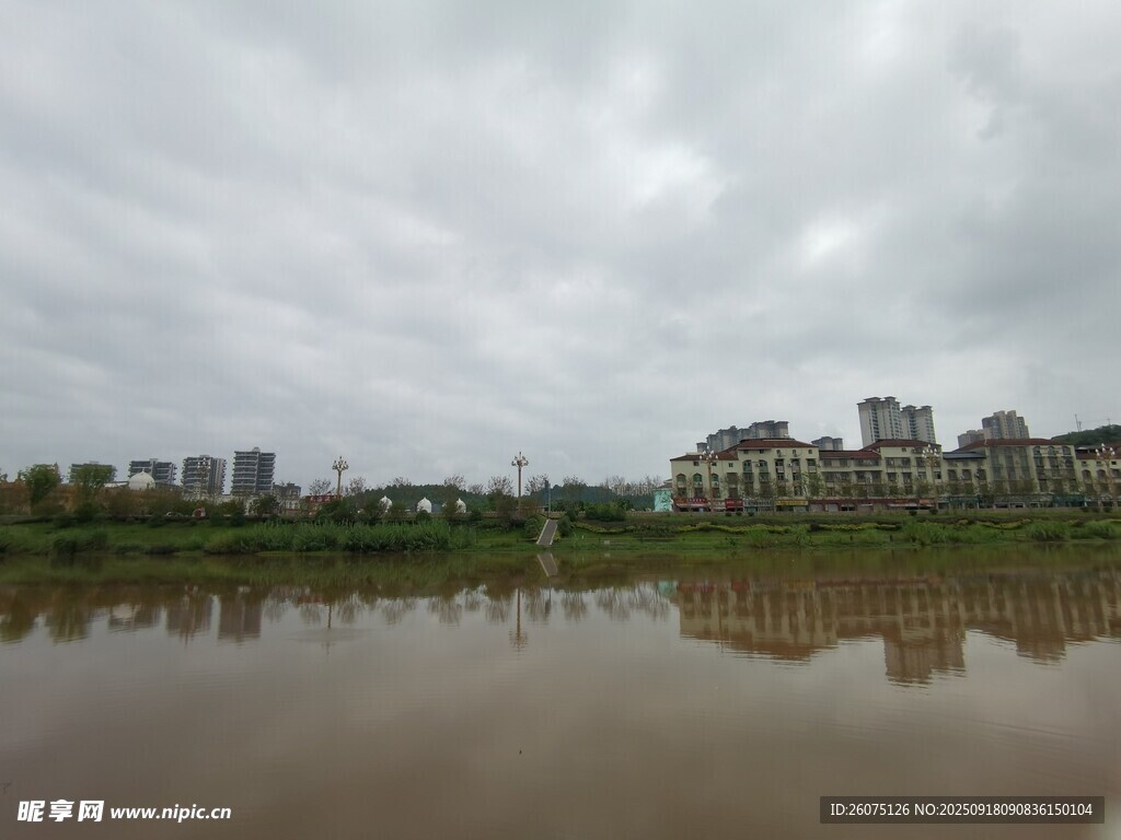 河畔城市景观倒影