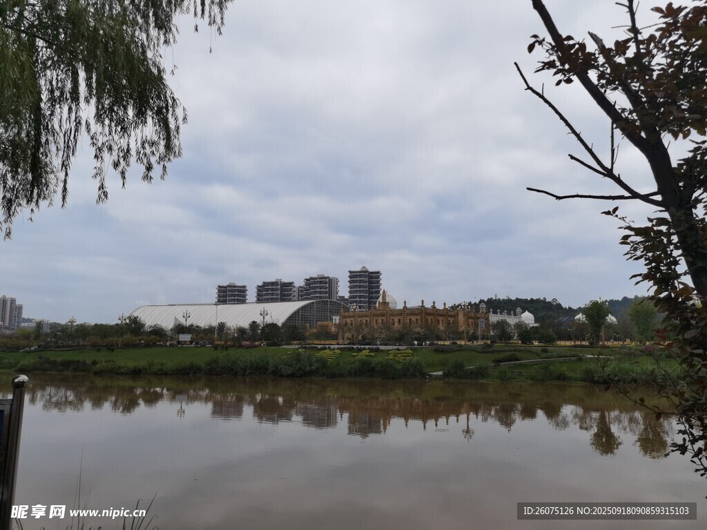 湖畔城市风光倒影美景