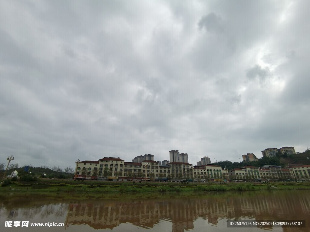 阴天湖畔的城镇景致