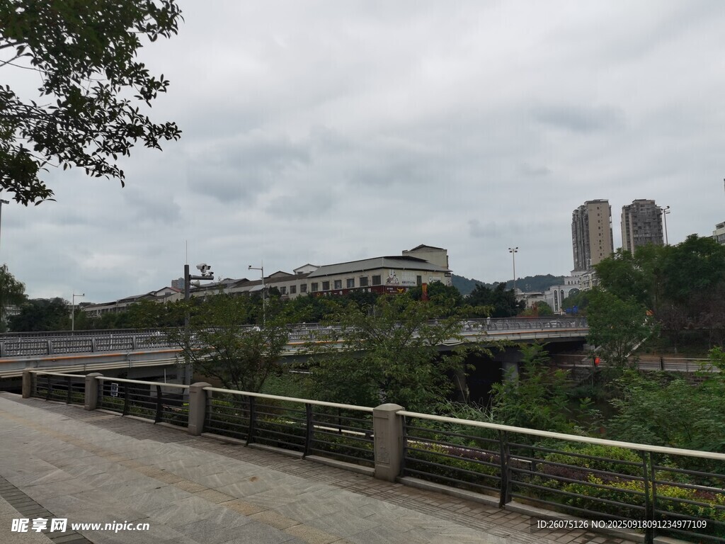 城市河畔风景