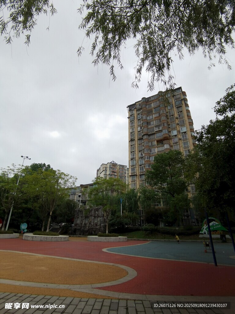 小区内的多彩篮球场