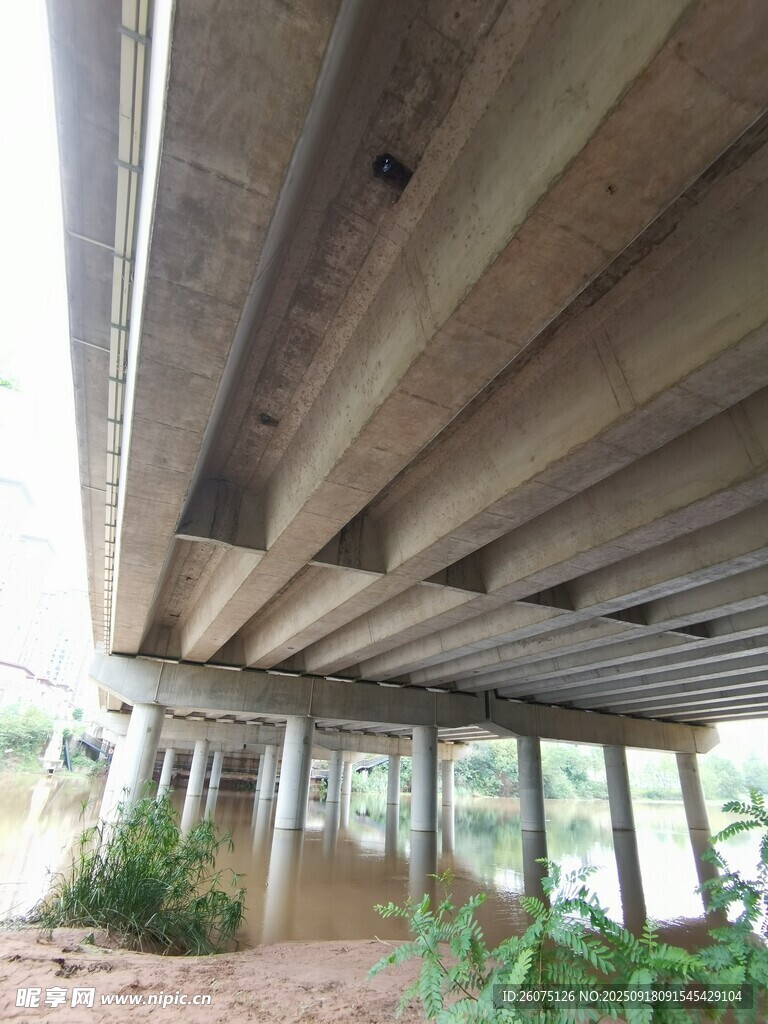 桥梁底部结构特写