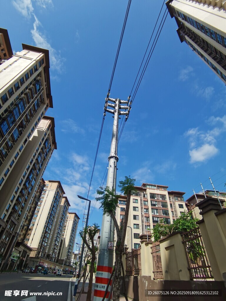 城市街道上空的电线景象