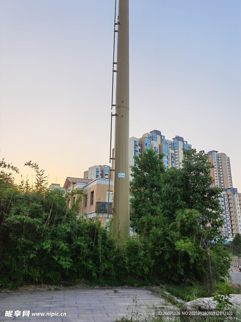 城市中高耸的烟囱与绿植