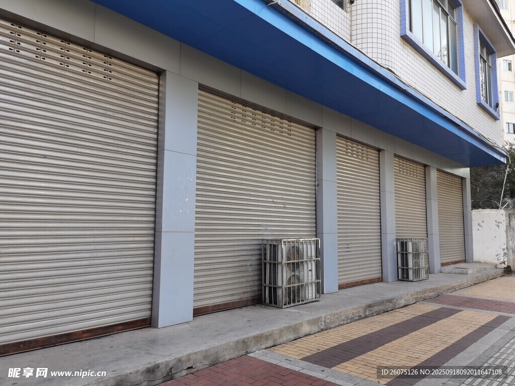 临街闭店的卷帘门商铺