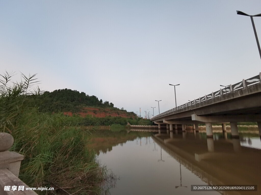 河畔桥梁风景